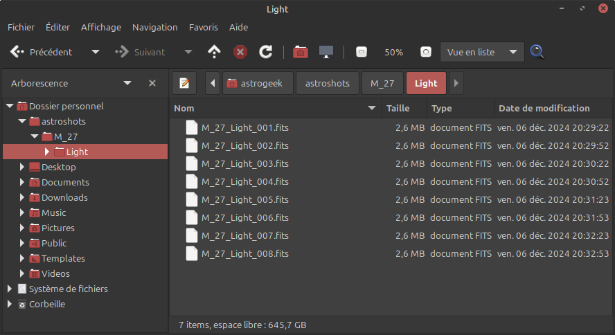 Fenêtre du gestionnaire de fichiers affichant le sous-dossier Light dans le répertoire astroshots/M_27/Light, montrant huit fichiers FITS.