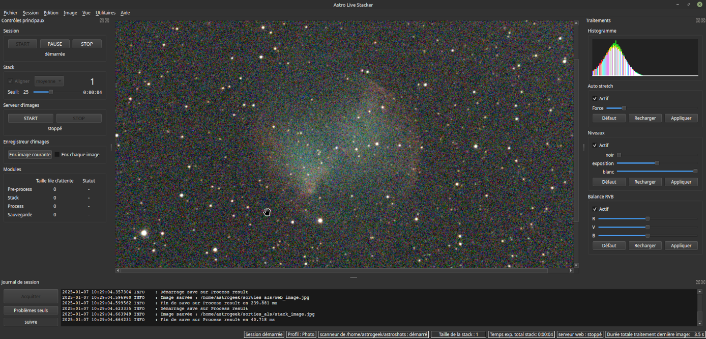 Fenêtre principale d'ALS après le traitement de la première brute, affichant une image initiale et légèrement bruitée de la nébuleuse Messier 27 avec des étoiles éparpillées. Le journal de session montre des messages de traitement réussi. Le panneau de traitement sur la droite offre des ajustements de l'histogramme et des niveaux, l'équilibre RGB et les réglages d'étirement automatique.